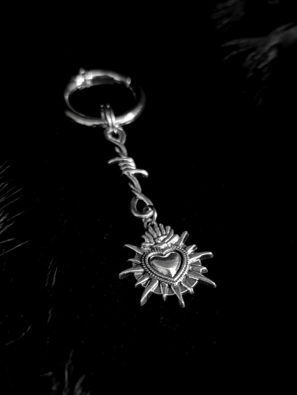Gothic Barbwire Keychain - Picture 3 of 10